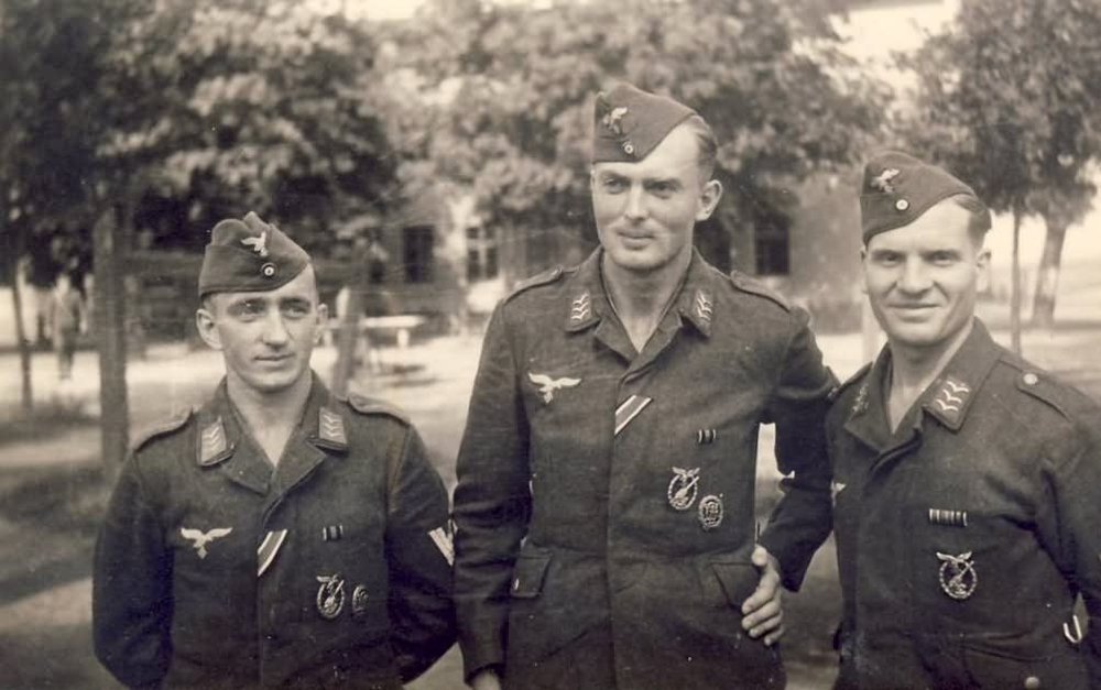 Luftwaffe_soldiers_with_Flakkampfabzeichen.jpg