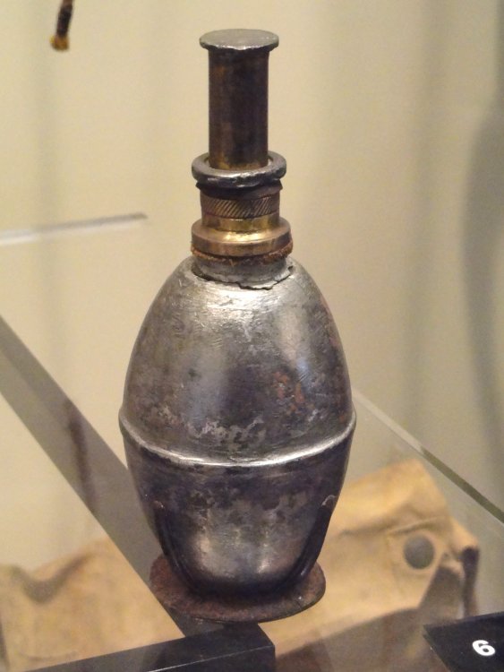 France_gas_grenade_-_National_World_War_I_Museum_-_Kansas_City,_MO_-_DSC07572.jpg